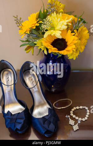 Hochzeit Schuhe und Schmuck mit gelben Blumenstrauß Stockfoto