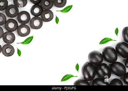 Ganze und aufgeschnittene schwarze Oliven auf weißem Hintergrund. Ansicht von oben. Flach Muster Stockfoto