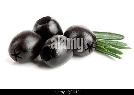 Ganze schwarze Oliven mit Rosmarin Blätter auf weißem Hintergrund Makro isoliert Stockfoto
