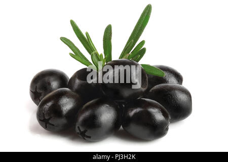 Ganze schwarze Oliven mit Rosmarin Blätter auf weißem Hintergrund Makro isoliert Stockfoto