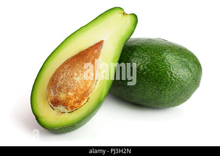 Avocado und Hälfte isoliert auf weißem Hintergrund close-up Stockfoto