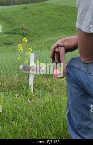 Mann am Kreuz von Toten pet Holding Kragen Stockfoto