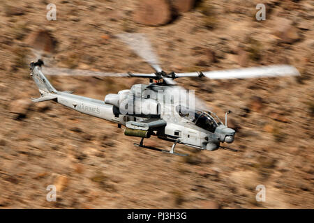 United States Marines Corps Bell AH-1Z Viper (SN 168519) von der Marine Light Attack Helicopter Squadron 169 (HMLA-169) fliegt low level auf der Jedi Übergang durch Star Wars Canyon/Rainbow Canyon, Death Valley National Park, Panamint Springs, Kalifornien, Vereinigte Staaten von Amerika Stockfoto