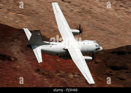 Alenia C-27J Spartan von der italienischen Luftwaffe (Seite 46-88, Anmeldung MM 62223) fliegt low level auf der Jedi Übergang durch Star Wars Canyon/Rainbow Canyon, Death Valley National Park, Panamint Springs, Kalifornien, Vereinigte Staaten von Amerika Stockfoto