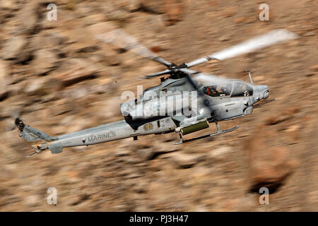 United States Marines Corps Bell AH-1Z Viper (SN 167810) fliegt low level auf der Jedi Übergang durch Star Wars Canyon/Rainbow Canyon, Death Valley National Park, Panamint Springs, Kalifornien, Vereinigte Staaten von Amerika Stockfoto