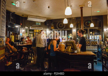 Pub, die zehn Glocken, Commercial Street/Fournier Street, Spitalfields, London, England, Grossbritannien Stockfoto
