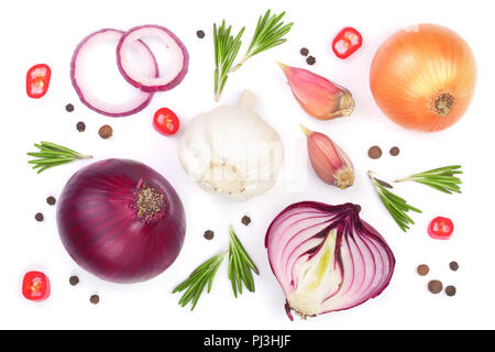 Rote Zwiebeln, Knoblauch mit Rosmarin und Pfefferkörner auf einem weißen Hintergrund. Ansicht von oben. Flach Stockfoto