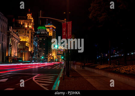SHANGHAI, China - 17. MAI 2018: die Straße neben der Uferpromenade von waitang und die Gebäude von Shanghai in China. Stockfoto