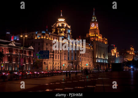 SHANGHAI, China - 17. MAI 2018: die Straße neben der Uferpromenade von waitang und die Gebäude von Shanghai in China. Stockfoto