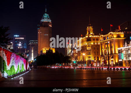 SHANGHAI, China - 17. MAI 2018: die Straße neben der Uferpromenade von waitang und die Gebäude von Shanghai in China. Stockfoto