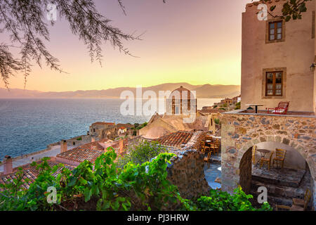 Die mittelalterliche "castletown' von Monemvasia, oft als "Die griechischen Gibraltar", Lakonien, Peloponnes, Griechenland Stockfoto