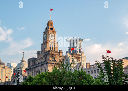 SHANGHAI, China - 17. MAI 2018: Gebäude und Architektur mit städtischen Wolkenkratzer in modernen Viertel von Shanghai, China Stockfoto