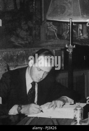 EL REY JUAN CARLOS I, JEFE DE ESTADO DE FUNCIONES DURANTE LA ENFERMEDAD DE FRANCO, 19 de Julio DE 1974. PERIODO PRECONSTITUCIONAL DEL REINADO. Lage: Palacio Real de El Pardo, Madrid. Stockfoto