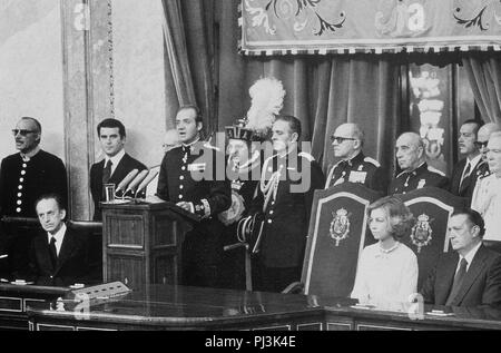 EL REY DON JUAN CARLOS DURANTE SU DISCURSO DE APERTURA DE LAS CORTES DE LA PRIMERA LEGISLATURA DE LA DEMOCRACIA, 22 de Julio DE 1977. Lage: CONGRESO DE LOS DIPUTADOS - INTERIEUR, MADRID. Stockfoto