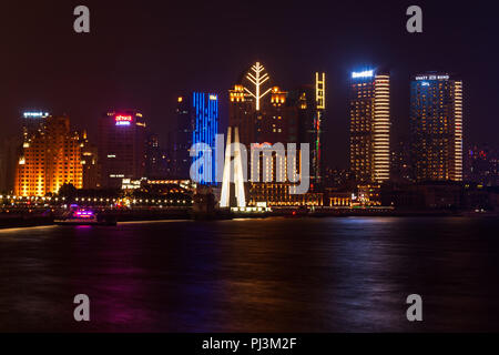 SHANGHAI, China - 17. MAI 2018: Gebäude und Architektur mit städtischen Wolkenkratzer in modernen Viertel von Shanghai, China Stockfoto