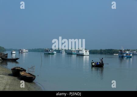 Touristische Schiffe in der Nähe der Kotka Wald Office in den Sundarbans verankert. Bagerhat, Bangladesch. Stockfoto