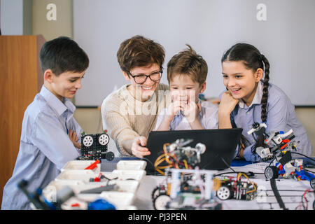 Neugierige Kinder Programmieren lernen mit Laptops auf außerschulische Klassen Stockfoto