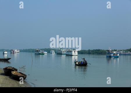 Touristische Schiffe in der Nähe der Kotka Wald Office in den Sundarbans verankert. Bagerhat, Bangladesch. Stockfoto