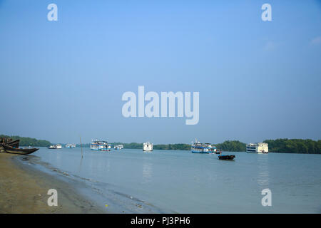 Touristische Schiffe in der Nähe der Kotka Wald Office in den Sundarbans verankert. Bagerhat, Bangladesch. Stockfoto