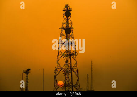 Telecommunication Tower in der Bank von Rupsha Fluss, Khulna, Bangladesh Stockfoto