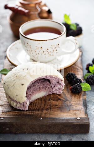 Reis und Lila yum süße Brötchen, chinesische Gebäck Stockfoto