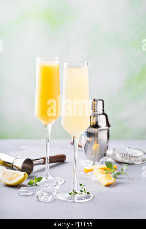 Frühstück mimosa Cocktails in Flöte Gläser auf hellen Hintergrund Stockfoto