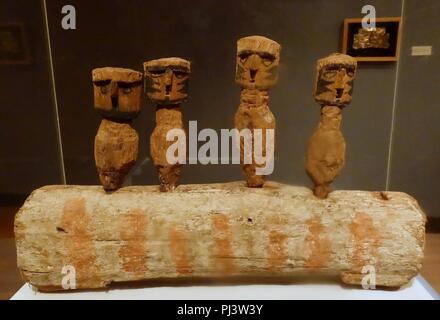Bar mit Figuren, Peru, Chancay, Central Coast, C. 1000-1470 AD, Holz, Pigment- Stockfoto
