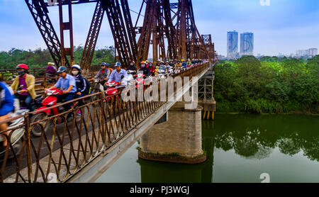 Red River Bridge rush hour auf der Red River Bridge in Hanoi. Mit Motorrädern blockiert. Stockfoto