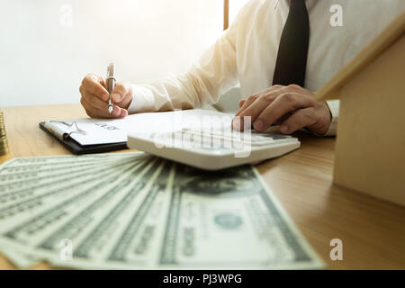 Unternehmer kalkulieren Investitionen Erweiterung business, Geld sparen. Finanzen Konzept. Stockfoto