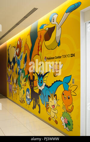 Ein wandbild von verschiedenen Pokemon auf dem Pokemon Center Tokyo DX (Pokémon Center DX) in Nihonbashi, Tokio, Japan. Stockfoto