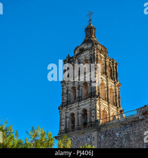 Glockenturm der Kirche der Unbefleckten Empfängnis - Alamos, Mexiko Stockfoto