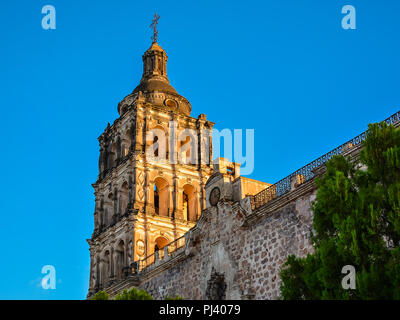 Glockenturm der Kirche der Unbefleckten Empfängnis - Alamos, Mexiko Stockfoto