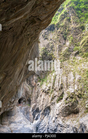 Das Cliffside tunnel Galerie und Marmor Canyons und Tunnel von neun dreht, Taroko Nationalpark, Hualien, Taiwan Stockfoto