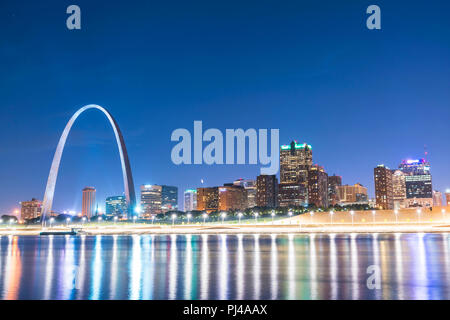 St. louis Wolkenkratzers bei Nacht mit Reflexion im Fluss, St. Louis, Missouri, USA. Stockfoto