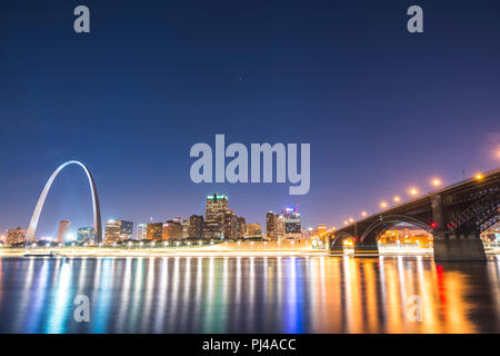 St. louis Wolkenkratzers bei Nacht mit Reflexion im Fluss, St. Louis, Missouri, USA. Stockfoto