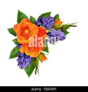 Orange Rosen und Hyazinthen Blumen in einer Ecke Blumenschmuck auf weißem Hintergrund. Flach. Ansicht von oben. Stockfoto