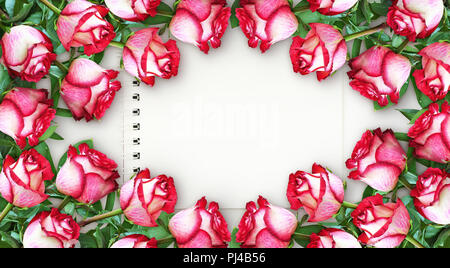 Florale horizontalen Gestell aus weiß und rot rosa Blüten mit Notebook für Text auf weißem Hintergrund. Flach. Ansicht von oben. Stockfoto