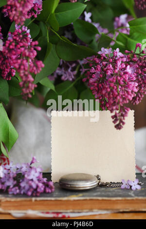 Alte Postkarten und Briefe mit Blume. Retro Style getonten Bild Stockfoto