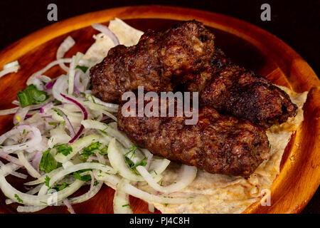 Gegrilltes Rindfleisch Kebab kofta serviert Zwiebel Stockfoto