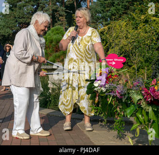 Dame Judi Dench (links) öffnet die RHS Garden Wisley Flower Show in den Gärten in der Nähe von Woking, Surrey. Stockfoto