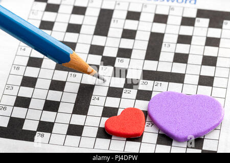 Die leere Kreuzworträtsel mit Herz Form und Bleistift Stockfoto