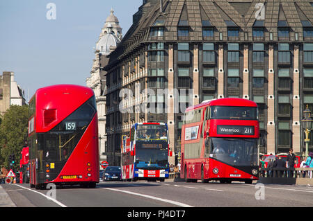 Ein paar der neuen roten Doppeldeckerbus Routemaster London Busse jeder sonstigen Weitergabe Westminster Bridge. Stockfoto