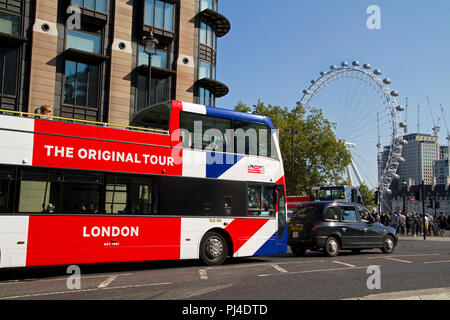 Ein London Sightseeing Bus in Rot, Weiß und Blau und Schwarz London Taxi mit dem London Eye im Hintergrund auf die Westminster Bridge gemalt. Stockfoto