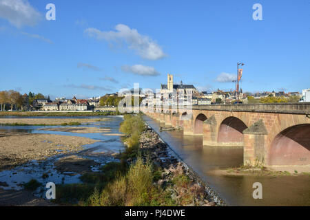 Nevers (Burgund, Frankreich). Blick auf die Stadt von der Loire Laufsteg mit der Kathedrale von St. Cyr und St. Julitte. Stockfoto