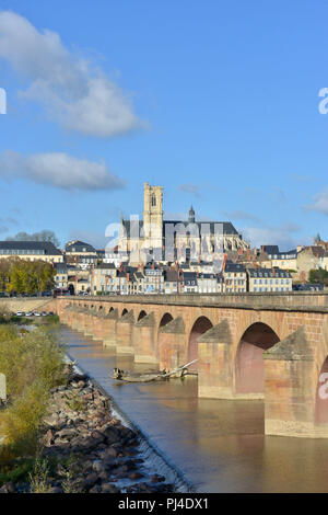 Nevers (Burgund, Frankreich). Blick auf die Stadt von der Loire Laufsteg mit der Kathedrale von St. Cyr und St. Julitte. Stockfoto