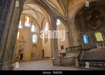 Nevers (Burgund, Frankreich). Kathedrale von St. Cyr und St. Julitte. Die aktuelle buntglasfenster sind das Werk des zeitgenössischen Künstlers Stockfoto