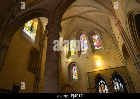 Nevers (Burgund, Frankreich). Kathedrale von St. Cyr und St. Julitte. Die aktuelle buntglasfenster sind das Werk des zeitgenössischen Künstlers Stockfoto