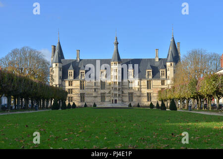 Nevers (Burgund, Frankreich). Das herzogliche Schloss, einen Renaissance-palast, in dem einige Nevers' Grafen und Herzöge, auf der Hi gebaut zu leben Stockfoto