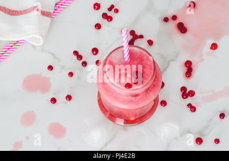 Stachelbeere Saft im Glas auf weißem Hintergrund, mit natürlichen Früchten. Stockfoto