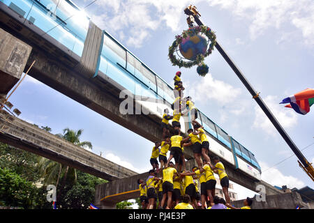 Mumbai, Indien. 03 Sep, 2018. 03.09.2018, Mumbai: - Amhi Dharavikar Govind Pathak, eine menschliche Pyramide als Mono Rail Passes durch die seinen Dienst am 1. September nach 10 Monaten an Chembur während Krishna Janmaashthami, wenn die Gruppen aus Mumbai pause Dahi Handi brechen. Credit: Sandeep Rasal/Pacific Press/Alamy leben Nachrichten Stockfoto